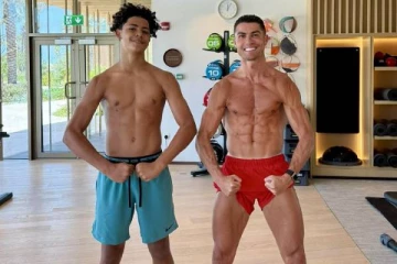 தந்தையைப் போல மகன்: தந்தையர் தினத்தில் ரொனால்டோவின் மாஸ் புகைப்படம் (வைரல்)