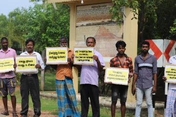 வட்டுவாகல் பகுதியில் கடற்படை தளத்திற்கு முன்பாக இரகசியமான முறையில் காணி அளவீடு - உரிமையாளர்கள் போராட்டம்