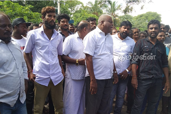 யாழ்.மாவட்ட செயலக நுழைவாயிலை முடக்கி கடற்றொழிலாளர்கள் போராட்டம் (Photos) | Fishermen Protest In Jaffna