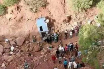 வெளிநாடொன்றில் விபத்துக்குள்ளான மினி பஸ் : 24 பேர் பரிதாபமாக உயிரிழப்பு