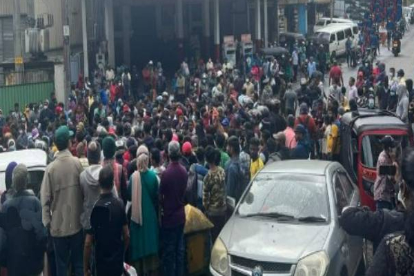 மீண்டும் எரிபொருளுக்காக வரிசையில் காத்திருக்கும் மக்கள்! | Again People Waiting In Line For Fuel Hatton