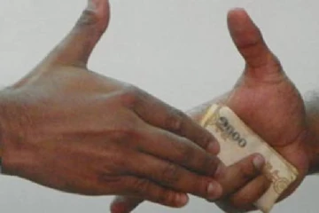 இலஞ்சம் பெற்ற நீதிமன்ற பதிவாளர் கைது