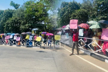 தொழில் உரிமையினை வலியுறுத்தி மட்டக்களப்பில் தொடரும் ஆர்ப்பாட்டம்