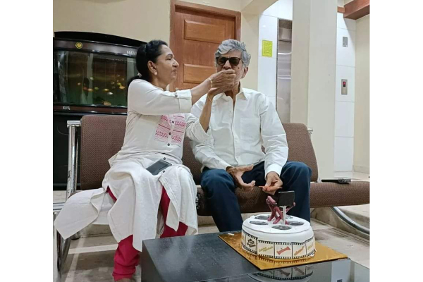 தன் அப்பா, அம்மாவையே தவிக்கவிட்ட தளபதி விஜய், இந்த நாளில் கூடவா | Sac Birthday Celebration