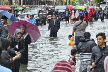 மலேசியாவில் ஏற்பட்டுள்ள மோசமான வெள்ளத்தால் 3 பேர் பலி