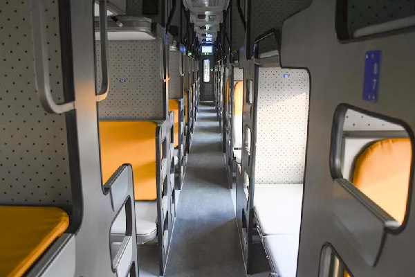 இந்தியாவின் முதல் வந்தே பாரத் ஸ்லீப்பர் ரயில்: அதிநவீன வசதிகள், டிக்கெட் விலை குறித்த முழு விவரம் | India S 1St Vande Bharat Sleeper Train Run Tomorro இந்தியாவின் முதல் வந்தே பாரத் ஸ்லீப்பர் ரயில்: அதிநவீன வசதிகள், டிக்கெட் விலை குறித்த முழு விவரம் | India S 1St Vande Bharat Sleeper Train Run Tomorro