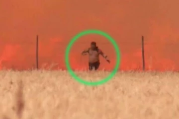 ஆடையில் பற்றி எரிந்த நெருப்பு! அரை நிர்வாணமாக ஓடிவந்த நபர்: பதபதைக்க வைத்த காட்சி