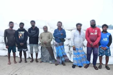 சட்டவிரோத செயலில் ஈடுப்பட்ட பத்து கடற்தொழிலாளர்கள் கைது(Photos)