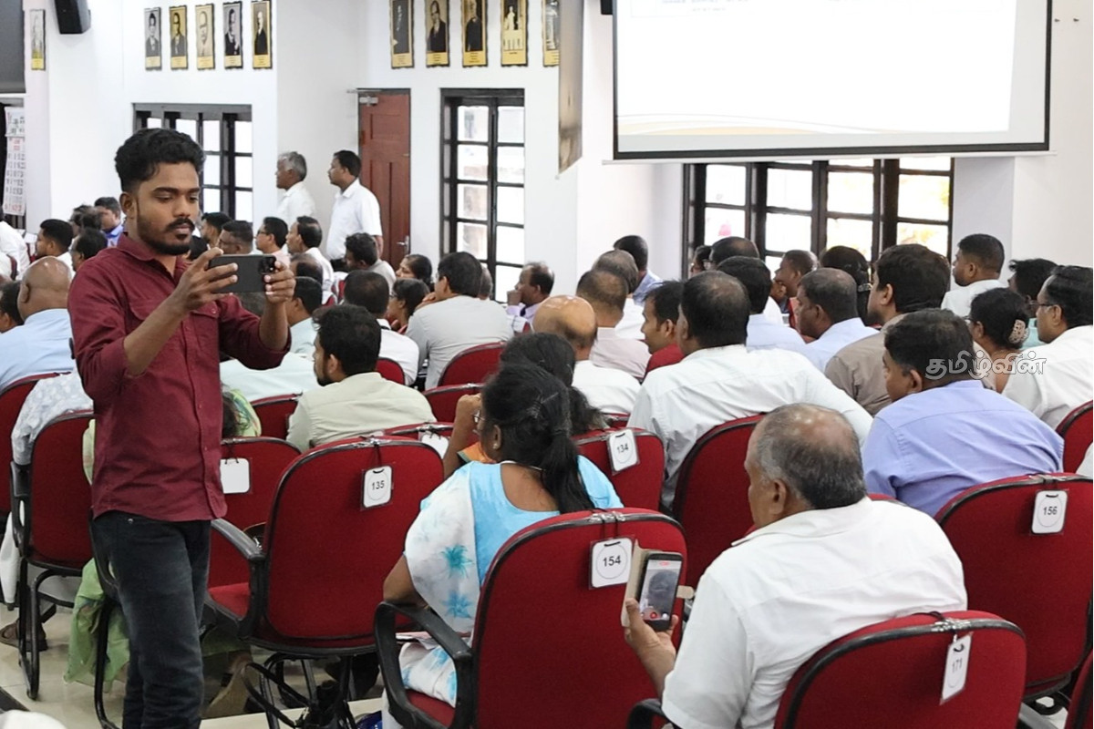 யாழ். ஒருங்கிணைப்புக் குழுக் கூட்டத்தில் பதற்றம் - அடியாட்களால் எழுந்த சர்ச்சை | Minister Chandrasekar S Aides Disrupt Jaffna Meet யாழ். ஒருங்கிணைப்புக் குழுக் கூட்டத்தில் பதற்றம் - அடியாட்களால் எழுந்த சர்ச்சை | Minister Chandrasekar S Aides Disrupt Jaffna Meet