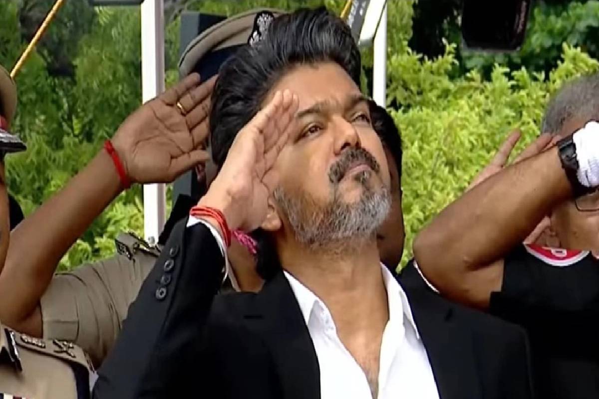 viral photos: விஜய் கொடி ஏற்றிய முதல் சுதந்திர தின விழா : முதல் வரிசையில் திரிஷா! | Cm Vijay 1St Independence Day Trisha Joined