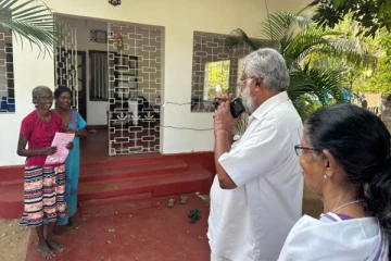 வீடு வீடாக இறங்கி வாக்கு ; பரிதாப நிலையில் டக்ளஸ் தேவேனந்தா