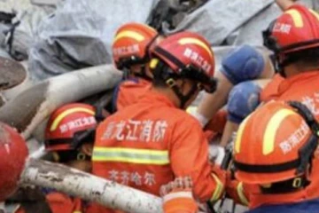 இடிந்துவீழ்ந்த பாடசாலைக் கட்டடகே கூரை; 10 பேர் உயிரிழப்பு