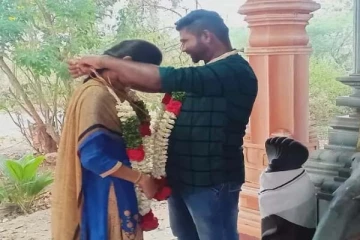 மிளகாய்பொடி, அரிவாளுடன் வந்த பெண் வீட்டினர்: சினிமா பாணியில் நடைபெற்ற சம்பவம்