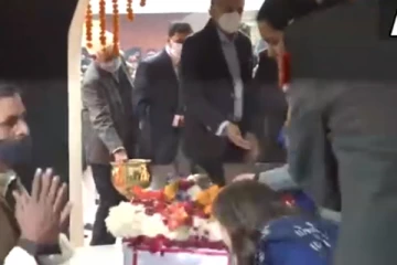 ஹெலிகாப்டர் விபத்தில் உயிரிழந்த கணவனின் உடலை முத்தமிட்டு கதறிய மனைவி