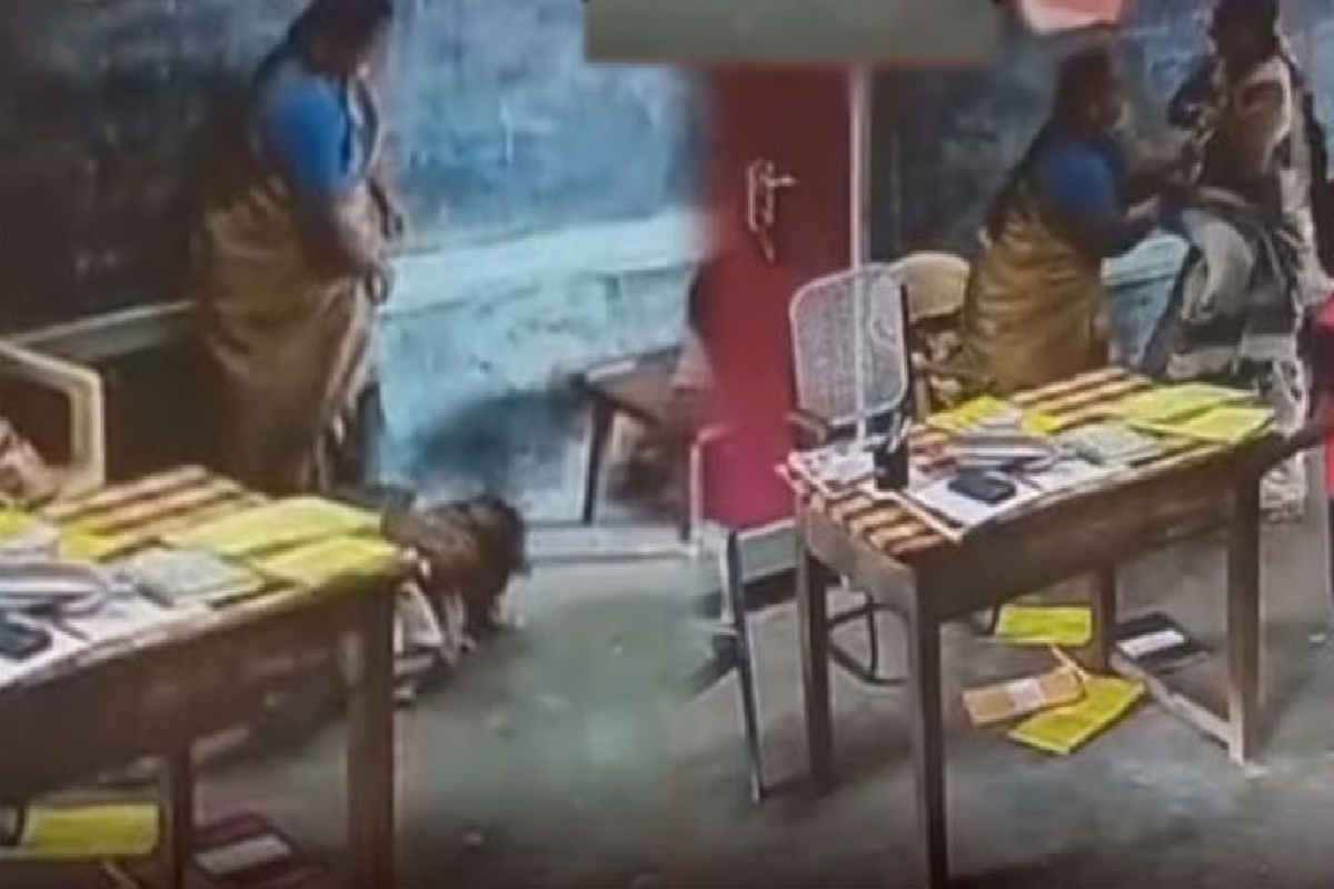 பெண் அதிபரை தாக்கிய ஆசிரியை ; மாணவர்கள் முன்னாள் அரங்கேறிய சம்பவம் ; வைரலாகும் காணொளி | Teacher Attacks Female Principal Before Students பெண் அதிபரை தாக்கிய ஆசிரியை ; மாணவர்கள் முன்னாள் அரங்கேறிய சம்பவம் ; வைரலாகும் காணொளி | Teacher Attacks Female Principal Before Students