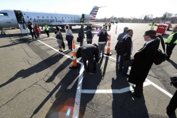 விமானத்தில் சேட்டை செய்த இளைஞர்கள்; அதிகாரிகள் எடுத்த நடவடிக்கை