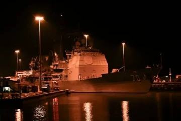 பனாமா கால்வாயில் நுழைந்த அமெரிக்க போர்க்கப்பல்... இறுகும் வெனிசுலா விவகாரம்