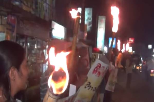 இரவு வேளையில் தீப்பந்தங்களுடன் வீதிக்கு இறங்கிய மக்கள் | Sri Lanka Protest