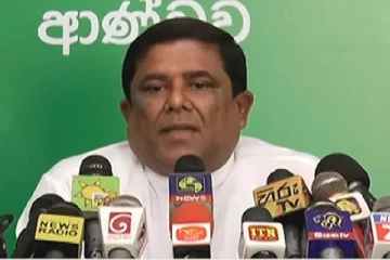 குப்பை கூடையை கிளறி உணவு தேடும் நிலைமை