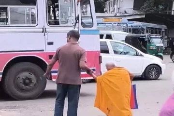 பாதையை கடக்க தடுமாறிய பெளத்த பிக்குக்கு உதவிய முஸ்லிம் இளைஞன்! நெகிழ்ச்சி சம்பவம்