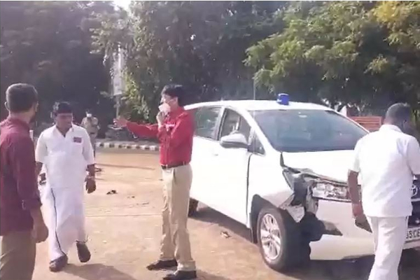 சுகாதாரத்துறை செயலாளார் ராதாகிருஷ்ணன் சென்ற கார் விபத்து : நடந்தது என்ன ? - தமிழ்நாடு