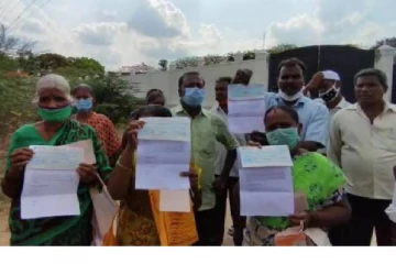 காசோலை வழங்கி தொழிலார்களை ஏமாற்றிய உரிமையாளரைக் கண்டித்து தொழிலார்கள் போராட்டம்