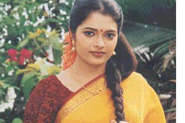 ராமராஜனை நளினி விவாகரத்து செய்ய இந்த நடிகை தான் காரணமா? உண்மையை உடைத்த விக்ரம் பட நடிகை | Abhitha Talks About Ramarajan Nalini Divorce