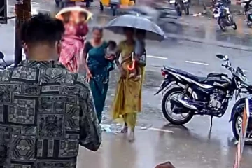 கைக்குழந்தையுடன் பள்ளத்தில் தவறி விழுந்த பெண் - பகீர் சிசிடிவி காட்சி