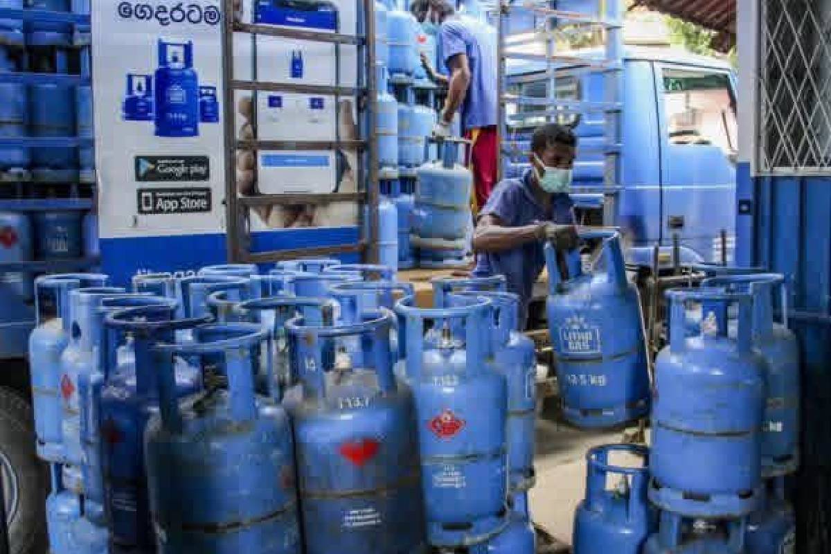 நாடளாவிய ரீதியில் மீண்டும் சமையல் எரிவாயு தட்டுப்பாடு: நுகர்வோர் பெரும் சிரமம் | Shortage Of Cooking Gas In Ampara நாடளாவிய ரீதியில் மீண்டும் சமையல் எரிவாயு தட்டுப்பாடு: நுகர்வோர் பெரும் சிரமம் | Shortage Of Cooking Gas In Ampara