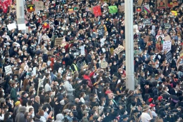 பெண்களுக்கு எதிரான வன்முறைக்கு நீதிக்கோரி அவுஸ்திரேலியாவில் அணி திரண்ட ஆயிரக்கணக்கான மக்கள்