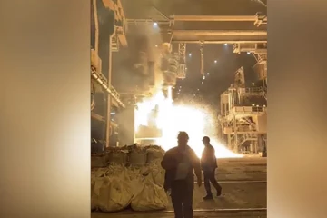 ஜேர்மன் உருக்காலையில் விபத்து... திரைப்பட காட்சி போல  வழிந்தோடும் உருகிய உலோகம்