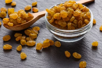 இரவில் படுக்க செல்வதற்கு முன்பு 5 உலர்ந்த திராட்சையை சாப்பிட்டால் என்ன நடக்கும் தெரியுமா?