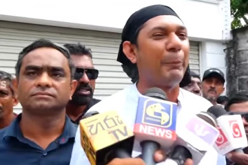 රටම හිනා වුණාට ගොම ගහලා තියෙන්නේ සුගීශ්වරට නෙවෙයි? හර්ෂණ සූරියප්පෙරුමගේ ගෙදරටලු - ගොම කාගෙන සුගීශ්වර කට අරී[VIDEO]