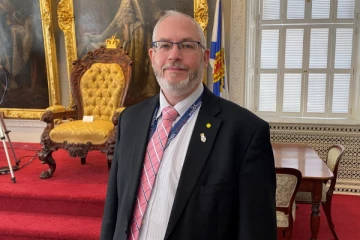 வீட்டு வன்முறை குறித்த கருத்தினால் பதவி இழந்த கனடிய அரசியல்வாதி