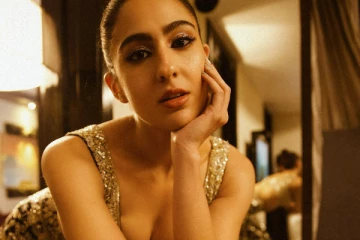 சாரா அலி கான் எல்லைமீறி கவர்ச்சி காட்டி வெளியிட்ட ஸ்டில்கள்