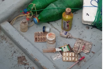 கடற்கரையோரங்களில் கரையொதுங்கும் இந்திய மருத்துவ கழிவுப்பொருட்கள்