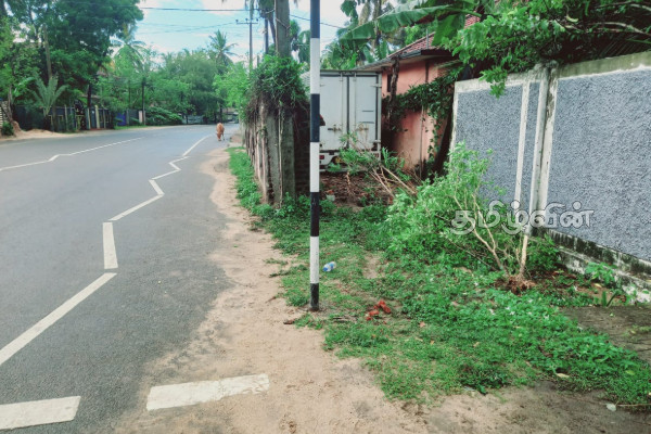 மட்டக்களப்பு செட்டிபாளையத்தில் மதிலை உடைத்துக்கொண்டு வளவுக்குள் புகுந்த லொறி! | Lorry Accident Batticaloa மட்டக்களப்பு செட்டிபாளையத்தில் மதிலை உடைத்துக்கொண்டு வளவுக்குள் புகுந்த லொறி! | Lorry Accident Batticaloa