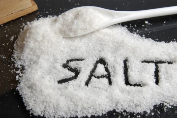 உணவில் அதிக உப்பு சேர்ப்பதால் ஏற்படும் பாதிப்புகள் என்ன தெரியுமா?