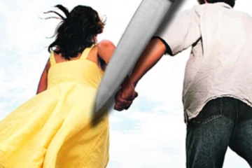 ගමේ සිට ආ පෙම්වතා එච්.එන්.ඩී සිසුවියට පිහියෙන් ඇන ජංගම දුරකථනය රැගෙන පලායයි