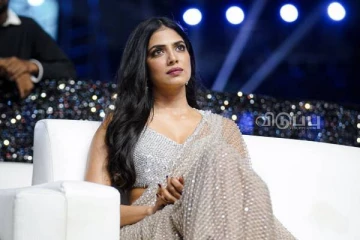 ட்ரான்ஸ்பரண்ட் உடையில் அந்த மாதிரி போஸ் கொடுத்த மாளவிகா மோகனன்.. போட்டோ வைரல்