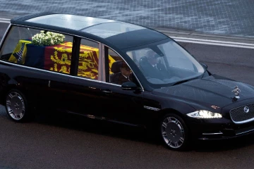 தனது இறுதி ஊர்வலத்திற்கான ஜாகுவார் காரை பார்த்துப் பார்த்து தானே வடிவமைத்து வைத்த மகாராணியார்!