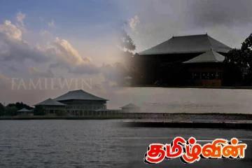 நாடாளுமன்ற வளாகத்தின் போக்குவரத்துப் பிரிவு அலுவலகம் அருகே வந்த பாம்பு