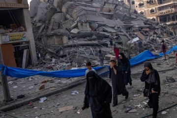 காஸாவில் கட்டட இடிபாடுகளுக்கு இடையில் 9 நாட்களாக சிக்கித் தவித்த சிறுவன்