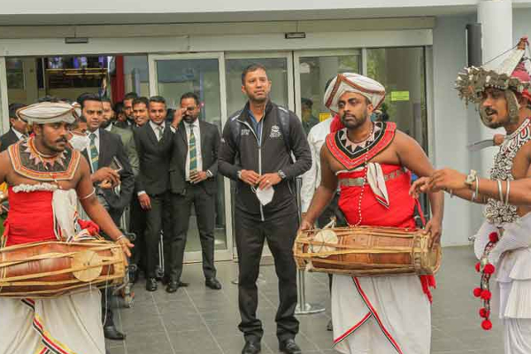 நாடு திரும்பிய கிரிகெட் வீரருக்கு அமோக வரவேற்பு!(Photos) | Great Welcome For The Srilankan Cricketer