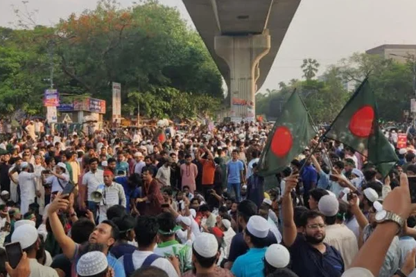 பங்களாதேசத்தில் மீண்டும் பதற்றம் ; ஹிந்து தொழிலதிபர் மீது பெட்ரோல் ஊற்றி தீ வைப்பு | Hindu Businessman Fire Pouring Petrol Bangladesh பங்களாதேசத்தில் மீண்டும் பதற்றம் ; ஹிந்து தொழிலதிபர் மீது பெட்ரோல் ஊற்றி தீ வைப்பு | Hindu Businessman Fire Pouring Petrol Bangladesh