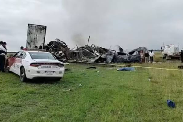 வெளிநாடொன்றில் கோர விபத்து - 27 பேர் உடல் கருகி பலியான சோகம் | Tractor Trailer And Van Crash In Mexico 27 Death