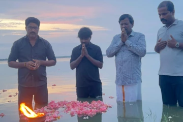 முள்ளிவாய்க்காலில் உயிர்நீத்த உறவுகளுக்கு நந்திக்கடலில் அஞ்சலி