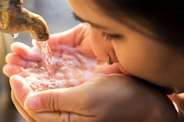 தண்ணீர் குடிப்பதால் உடலில் என்னென்ன அதிசயங்கள் நிகழும் தெரியுமா? வியக்க வைத்த ஆச்சரியம்