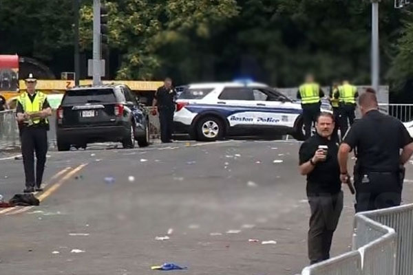 இனவெறி துப்பாக்கிச்சூட்டில் மூவர் கொலை | Three Killed In Racist Shooting