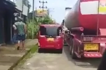 හොර රහසේ බවුසර වලට ඉන්ධන පටවන හැටි.. වීඩියෝ සහිතයි... (VIDEO)